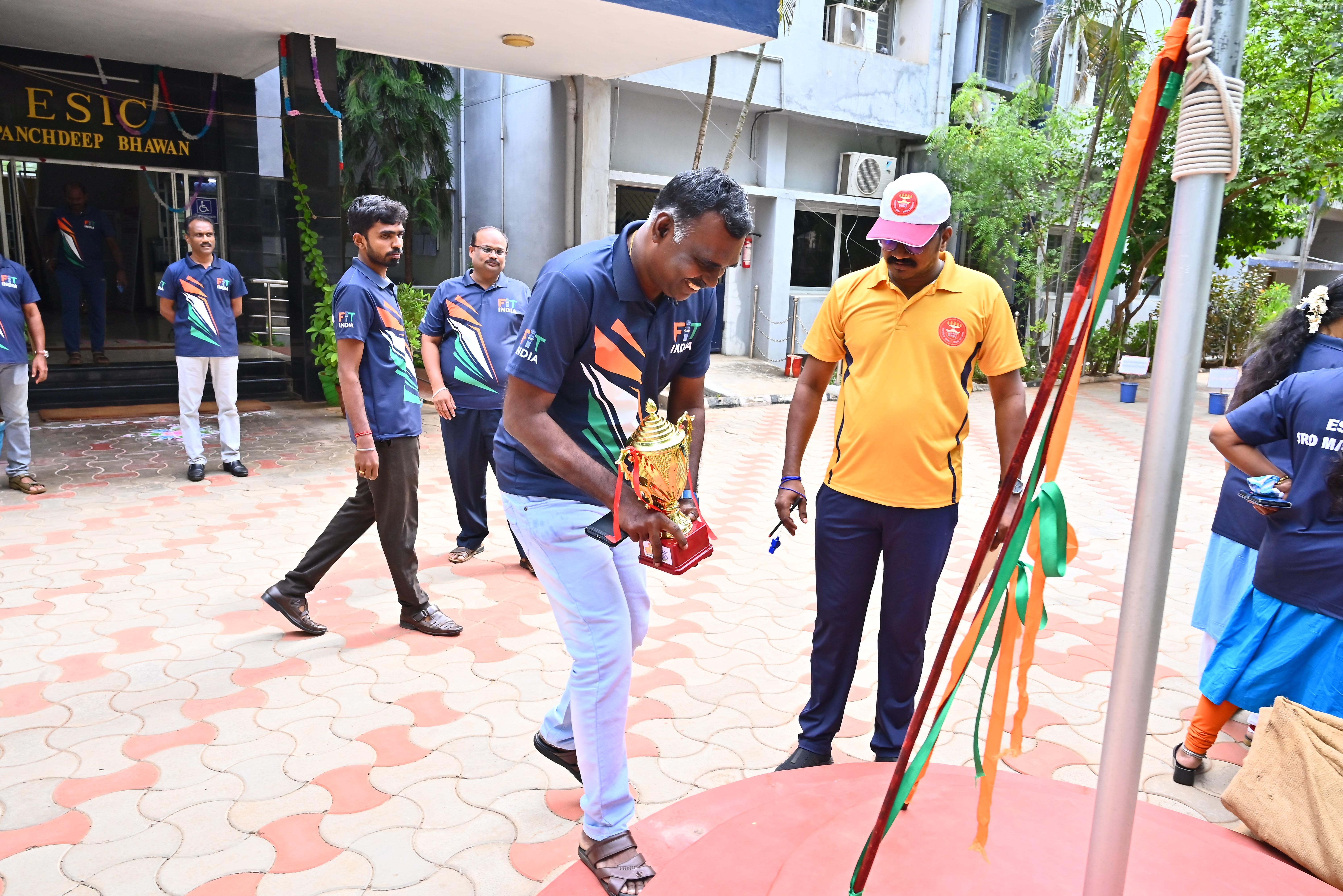 Fit India National Sports Day Rajyavardhan Singh Rathore team Captain Mr.R.Meenakshi Sundaram Deputy Director Ic Collect the Trophy 