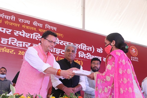 श्री भूपेन्द्र यादव, माननीय श्रम एवं रोजगार, पर्यावरण, वन एवं जलवायु परिवर्तन मंत्री, भारत सरकार द्वारा दिनांक 10.09.2021 को प्रस्तावित 300 बिस्तरों 50 सुपर स्पेशिलिटी बिस्तर सहित ई.एस.आई.सी. अस्पताल, हरिद्वार, उत्तराखंड की साइट का निरीक्षण